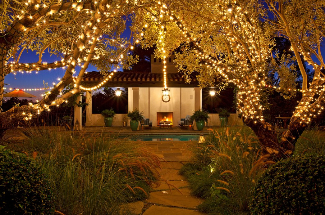 Backyard At Night
 How to Decorate Your Yard for Autumn Entertaining