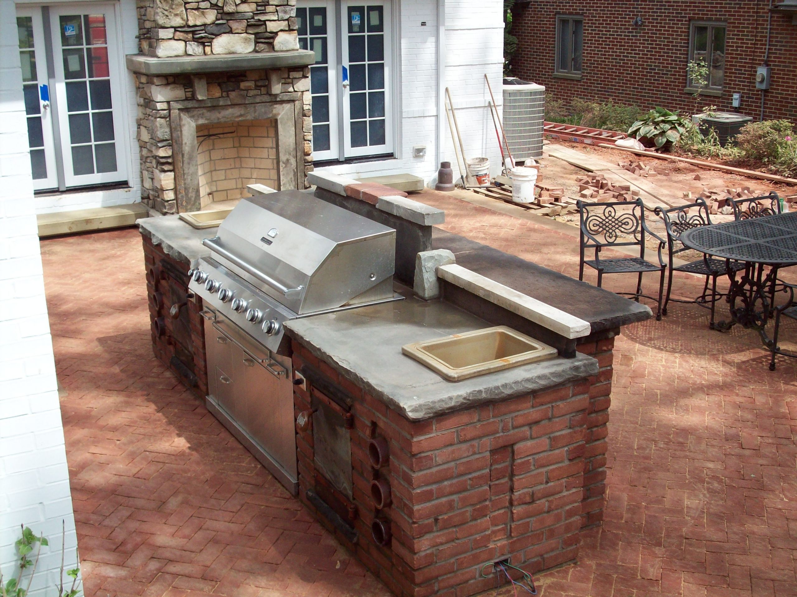 Backyard Grill &amp; Bar
 Detail Outdoor bar grill sink