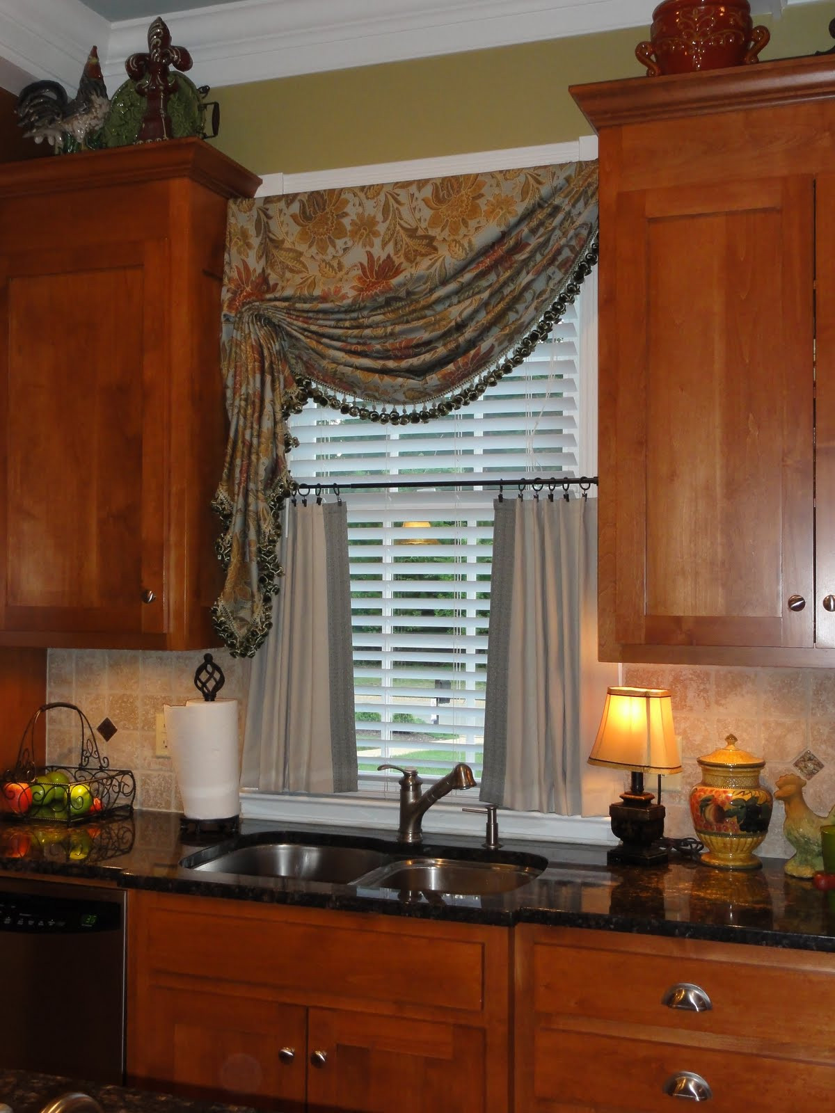 Curtains For Kitchen Door
 Window Treatments for Small Windows in Kitchen – HomesFeed