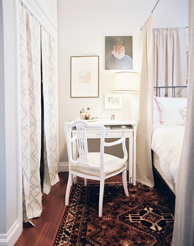 Desk For Small Bedroom
 Small Bedroom Desks for a Narrow Bedroom Space – HomesFeed