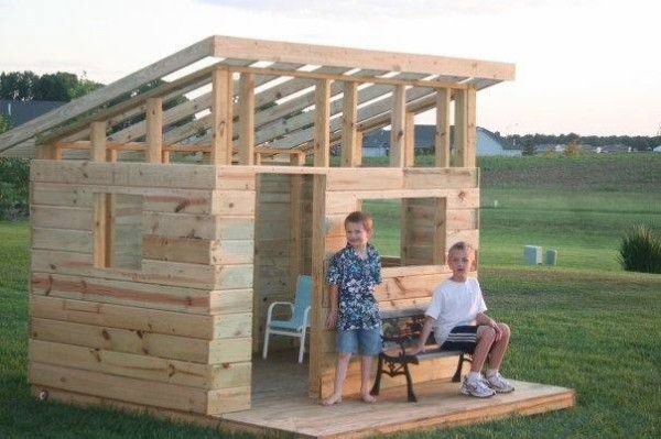 Kids Outdoor Fort
 DIY Kid’s Fort From Recycled Pallets