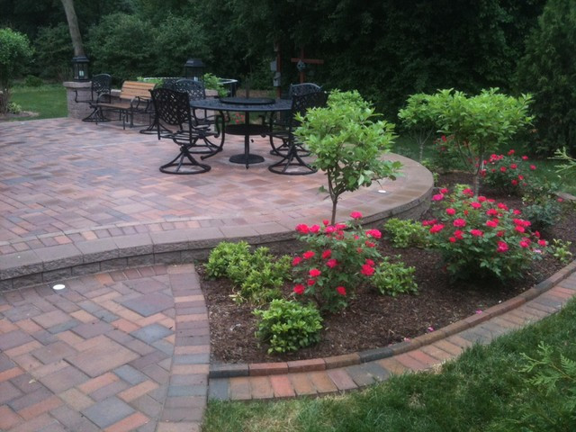 Landscaping Around Patio
 Patios with seatwalls Traditional Patio detroit by