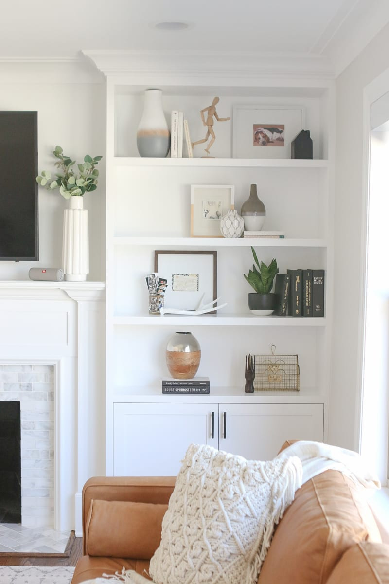 Living Room Bookshelves Ideas
 The Dos and Don ts of Decorating Built In Shelves