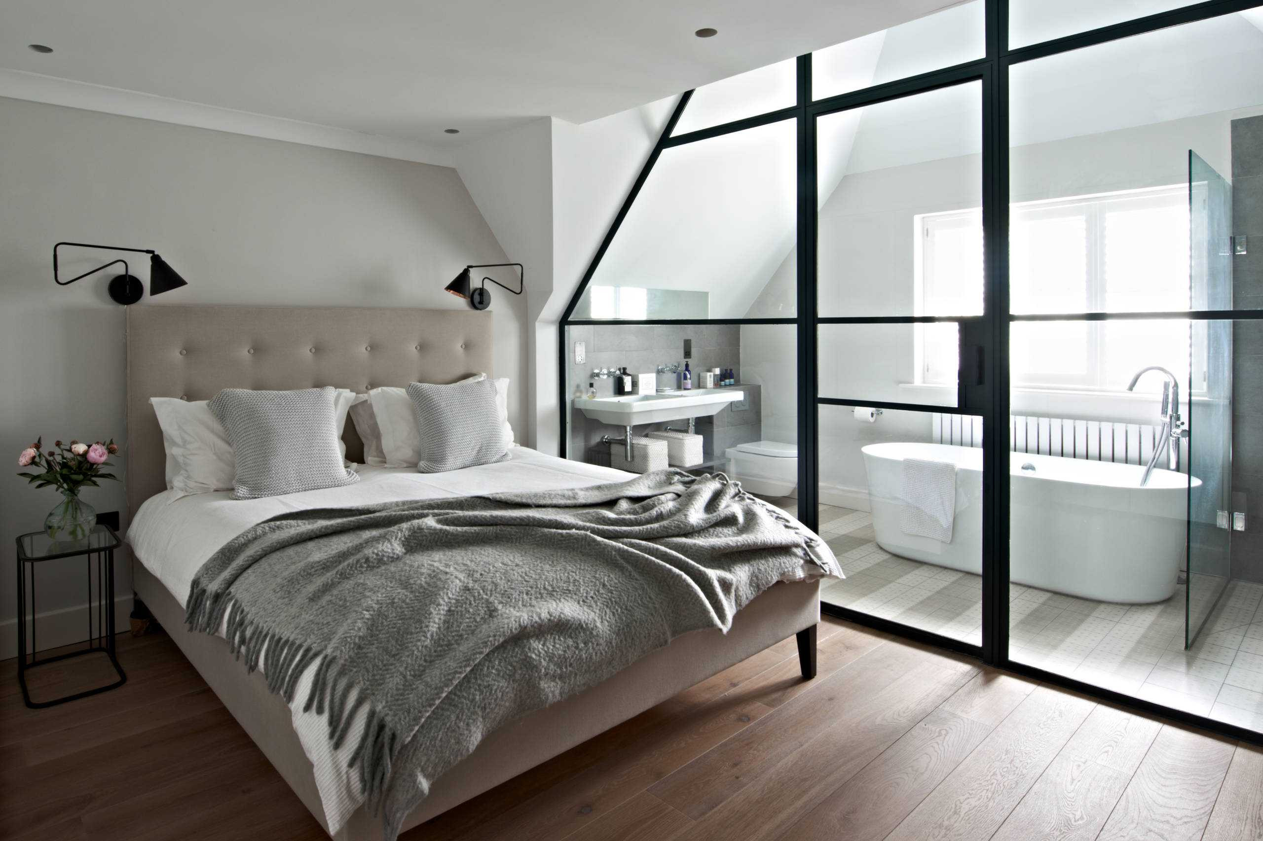 Modern Chic Bedroom
 16 Luxurious Modern Bedroom Designs Flickering With Elegance