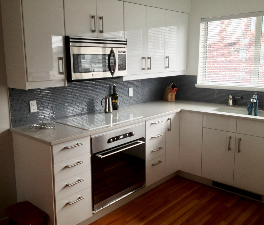Modern Style Kitchen Cabinets
 Modern Kitchen Cabinet Decor Ideas features Microwave