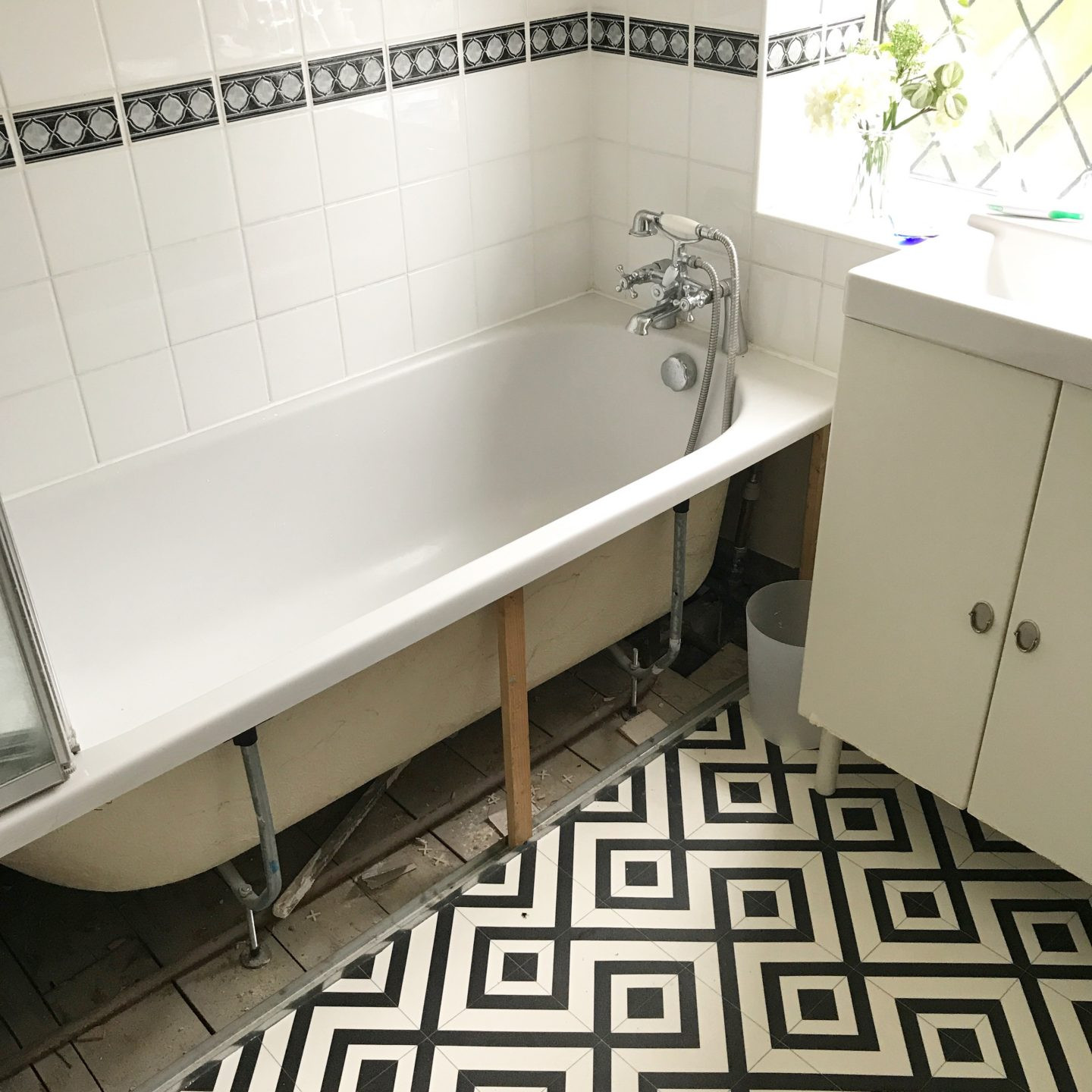 Painting Ceramic Tile In Bathroom
 DIY Tips Painting Ceramic Tiles For A Bathroom Update
