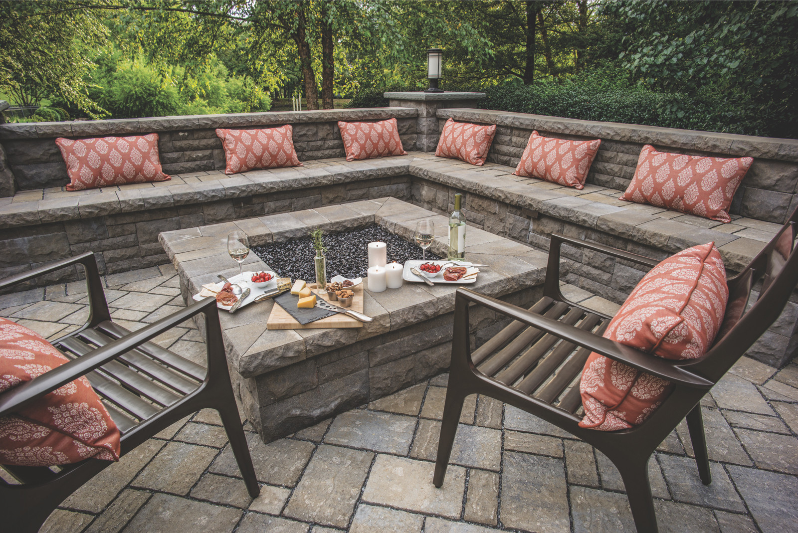 Patio With Fire Pit Ideas
 Turn Up the Heat with These Cozy Fire Pit Patio Design
