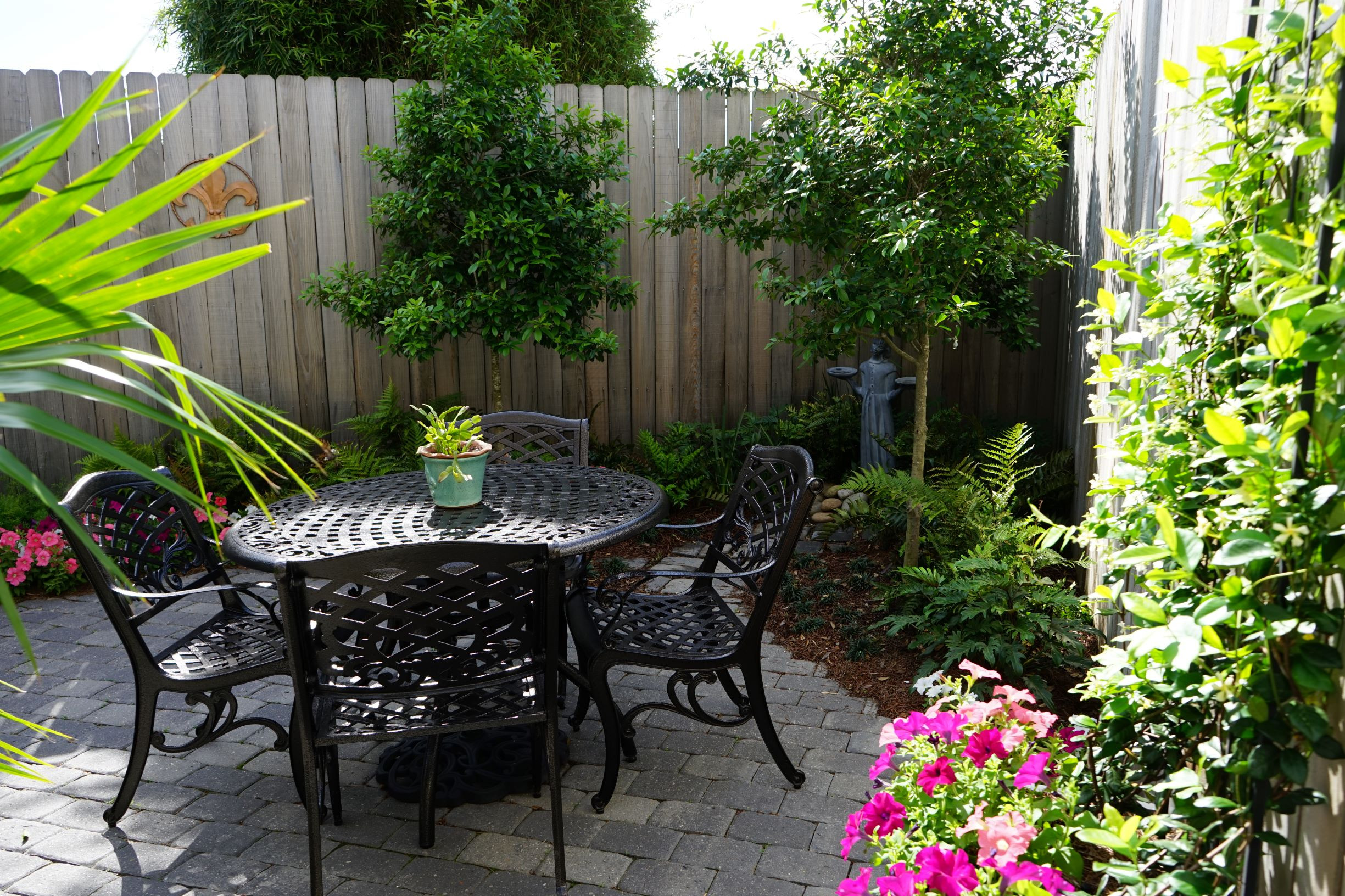 Small Patio Landscaping
 Tiny Yards 7 Ideas for Designing a Small Garden in New