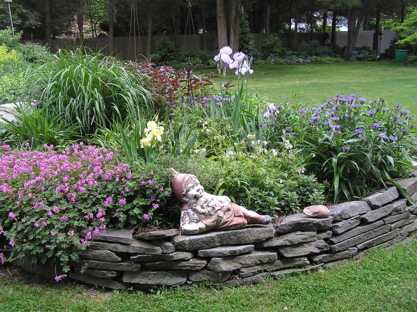 Stone Wall Border Landscape Edging
 Old Country Gardens Raised beds & Edging materials
