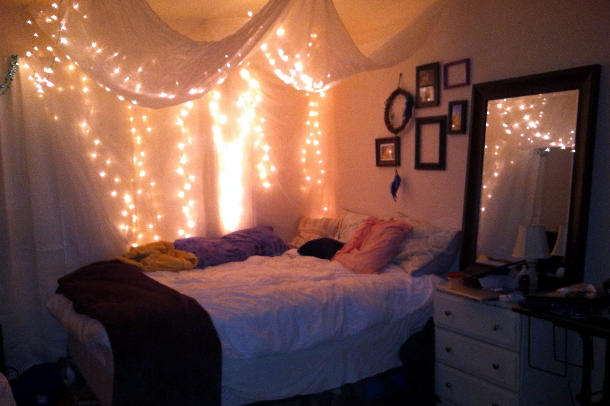 String Lights In Bedroom
 30 Ways to Create a Romantic Ambiance with String Lights