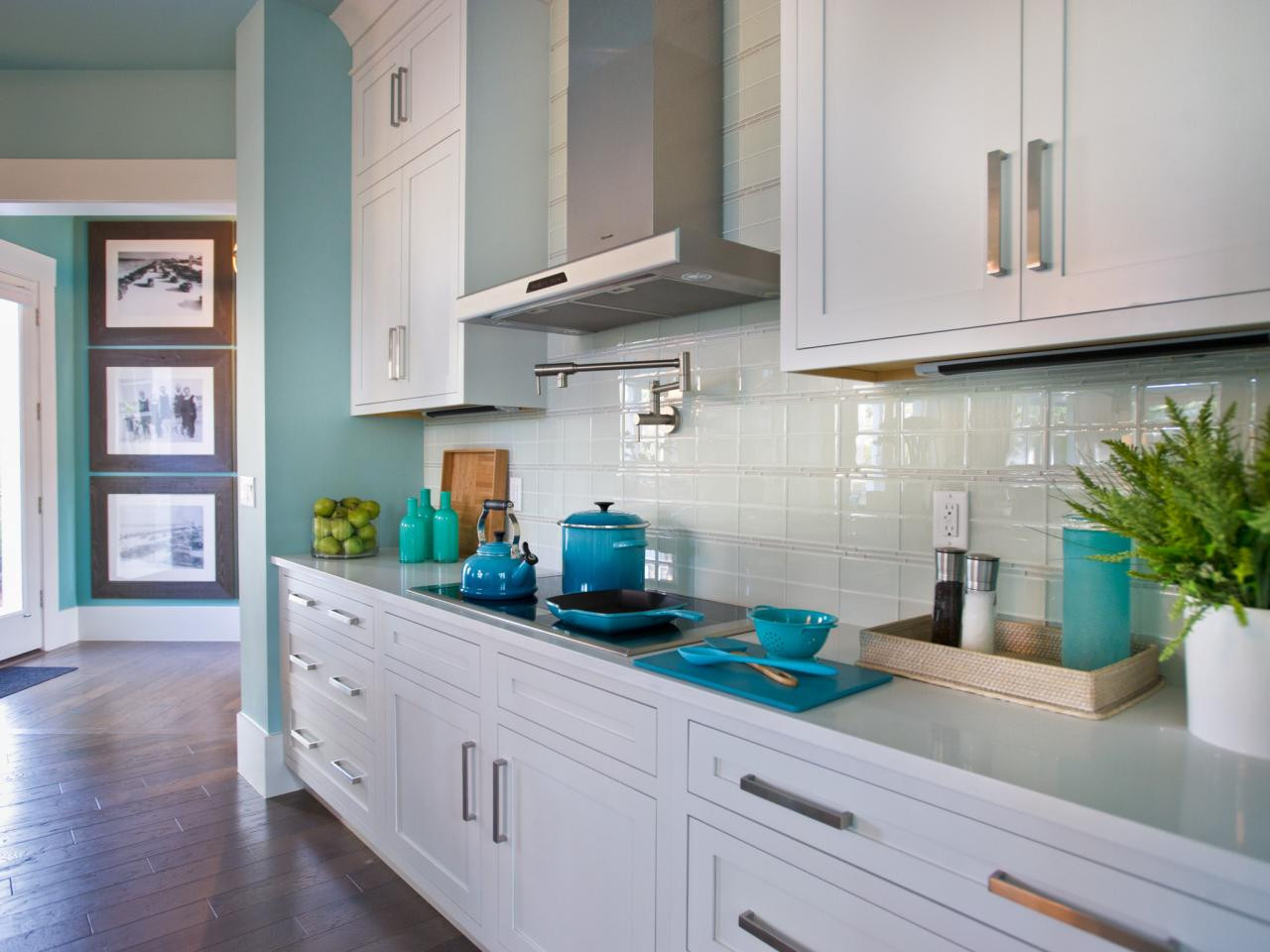 White Kitchen Tile Backsplash
 White Kitchen Backsplash Ideas – HomesFeed