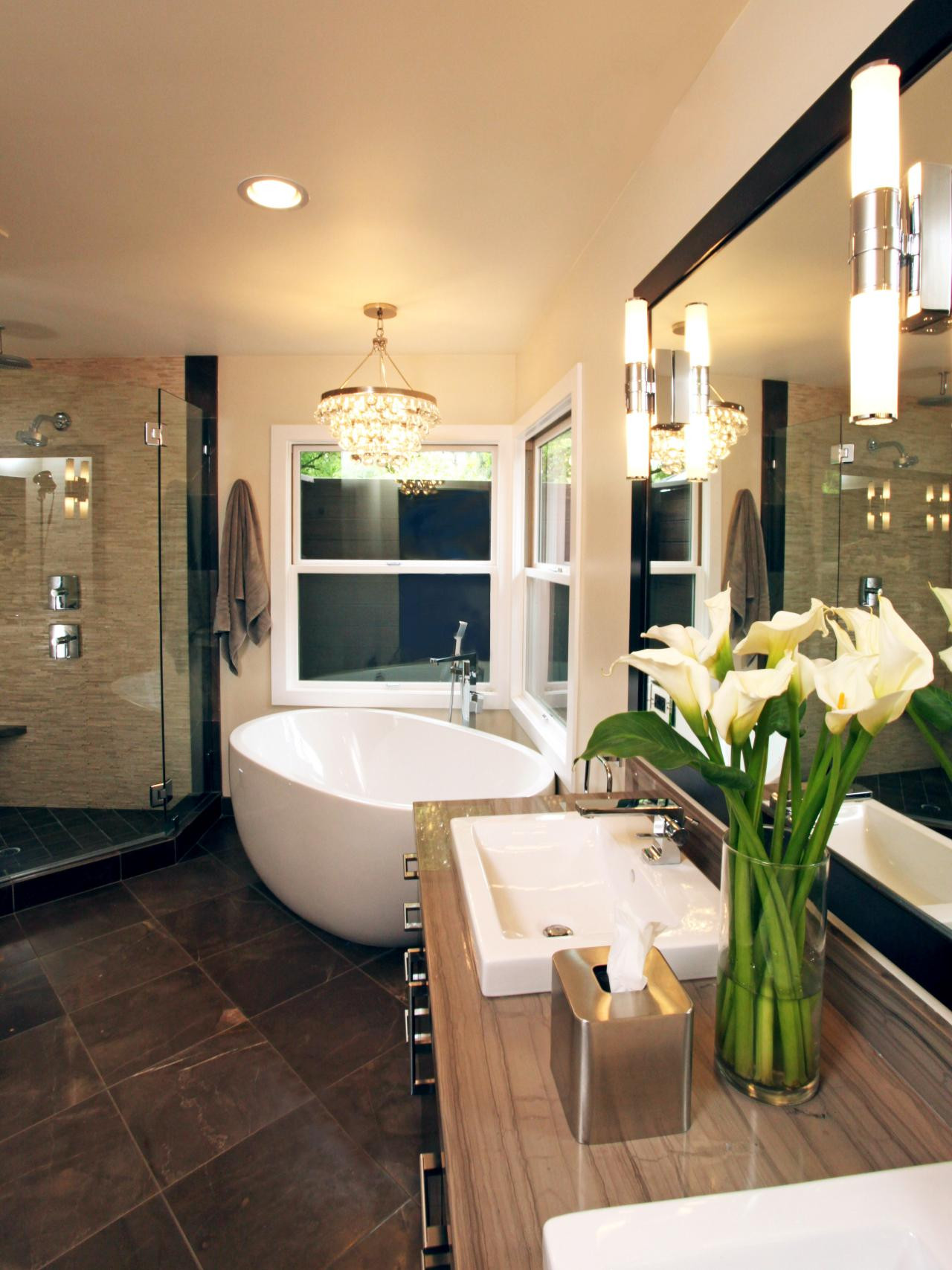 Images Of Bathroom Decor
 20 Luxurious Bathrooms with Elegant Chandelier Lighting